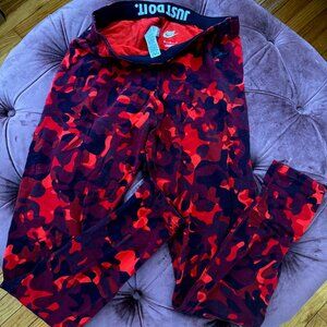 NIKE- WOMENS - LEGGINGS- RED CAMO PRINT (full set in closet)